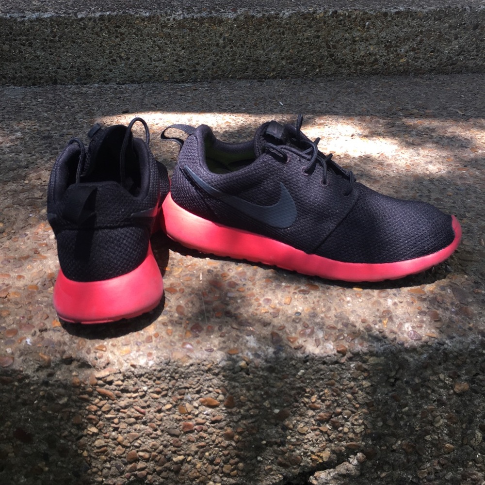 Men Nike Rosher Run Sneakers Black/Pink